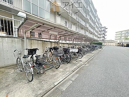 広々スペースの駐輪場はご家族の自転車を置くことができます