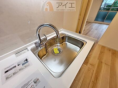 水道一体型の浄水器。ボタン一つで切替可能水回りもすっきり