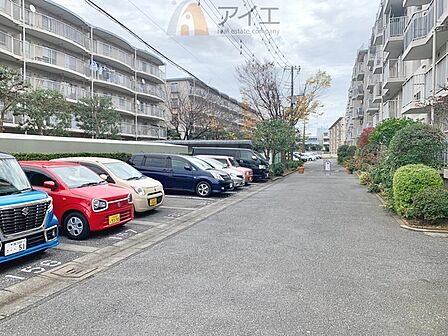 駐車場があるため車通勤の方にも安心なマンションです(要空確認)