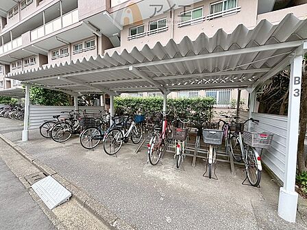 広々スペースの駐輪場はご家族の自転車を置くことができます