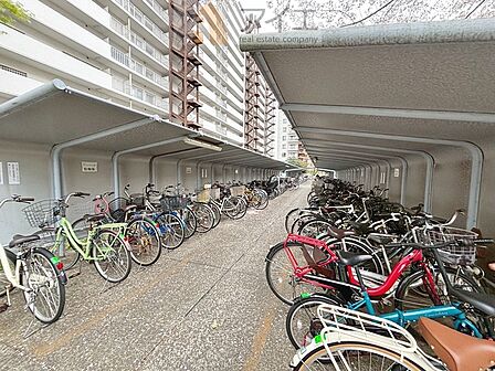 広々スペースの駐輪場はご家族の自転車を置くことができます