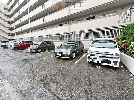 駐車場があるため車通勤の方にも安心なマンションです（要空確認）