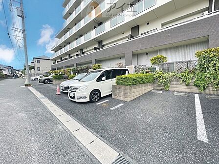 駐車場があるため車通勤の方にも安心なマンションです(要空確認)
