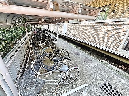 広々スペースの駐輪場はご家族の自転車を置くことができます