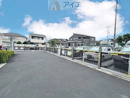 駐車場があるため車通勤の方にも安心なマンションです（要空確認）