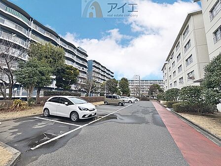 駐車場があるため車通勤の方にも安心なマンションです(要空確認)