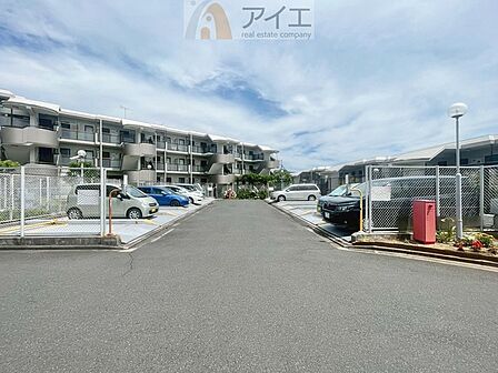 駐車場があるため車通勤の方にも安心なマンションです(要空確認)