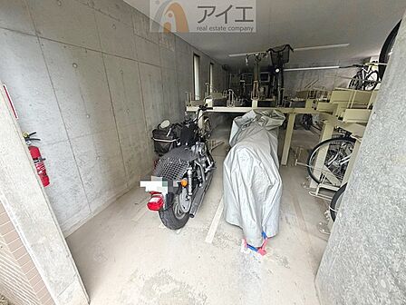 広々スペースの駐輪場はご家族の自転車を置くことができます
