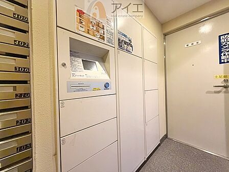 お出掛けが多くても安心な、宅配ボックスつき
