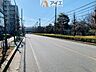 周辺：前面道路は歩道も整備され、小さなお子様にも安心
