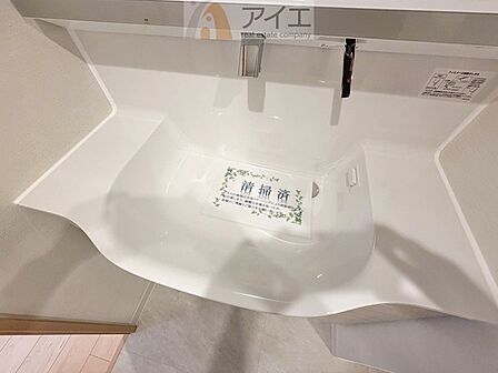 三面鏡にハンドシャワー付き、使いやすい洗面台