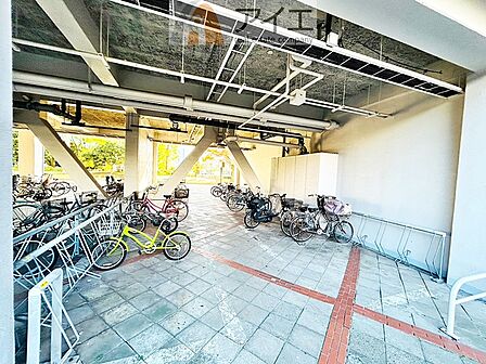 広々スペースの駐輪場はご家族の自転車を置くことができます