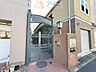 エントランス：前面道路は歩道も整備され、小さなお子様にも安心