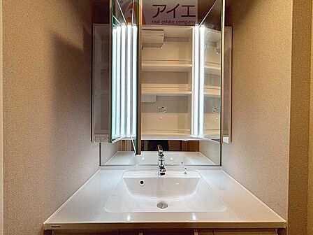 【施工例】たっぷりの収納を設けた3面鏡付洗面台で快適な暮らし
