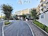 周辺：前面道路は歩道も整備され、小さなお子様にも安心