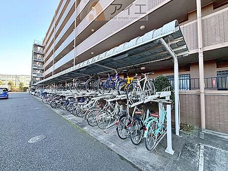 広々スペースの駐輪場はご家族の自転車を置くことができます