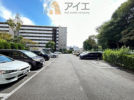 駐車場があるため車通勤の方にも安心なマンションです（要空確認）
