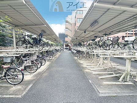 広々スペースの駐輪場はご家族の自転車を置くことができます