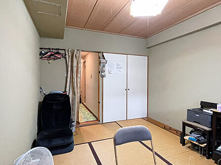 窓側から見た室内