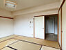 室内：窓側から見た室内
