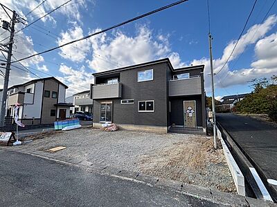 外観：現在建築中の外観画像です。ご内覧は同じメーカーの完成物件へご案内いたしますので、いつでもご相談ください！