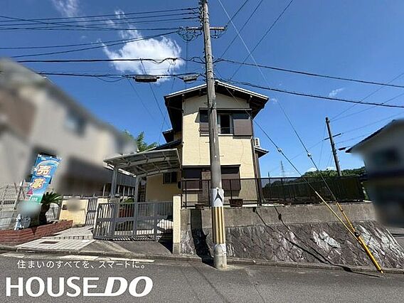 高台に建つ2階...