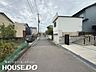 外観：前面道路の様子。舗装された道路に面し、車の出入りもしやすい住宅街の一角です。