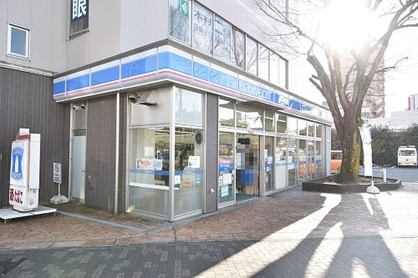 画像17:【コンビニエンスストア】ローソン 多摩乞田店まで500ｍ