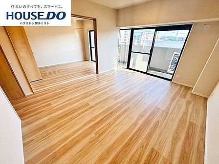 【家族のいやし時間】穏やかな光が入るリビング。忙しい毎日だからこそ、家族と過ごす時間は大切。家族みんなが快適なリビングだから、忙しい朝も、くつろぎの夜も、楽しい時間が過ごせます。