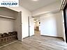 寝室：【プライベートルームの過ごし方】ベッドや机などの家具を置いてもゆとりある広さ。何にも邪魔されたくない一番のプライベート空間だから、過ごしやすさは大切にしたい・・・。