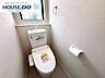 トイレ：キズがつきにくく汚れが落ちやすい素材の便器だから、毎日のお手入れがぐっとラクになります。清潔を保ちやすいのは、毎日使う場所だからこそ重要なポイントです。