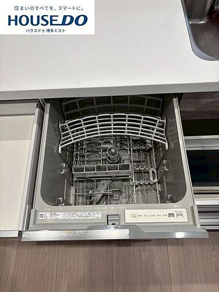 ビルトインタイプで、キッチンと同じカラーにすることにより一体感を持たせた食器洗浄乾燥機。乾燥機能が備わっているため家事の時間が短縮できます。