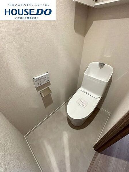 【毎日の使うものだから】温水洗浄便座付きのトイレです。汚れてもサッとひと拭きでお手入れ簡単。節水仕様でしっかり洗浄できます。環境にやさしく、しかも経済的です。