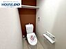 トイレ：温水洗浄便座＋節水仕様。快適に使えて、水道代への配慮もある。トイレひとつにも、丁寧な設計が感じられます。