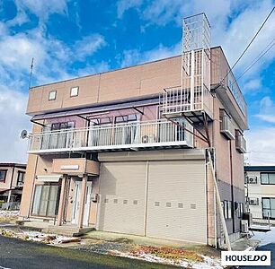 外観:住む、働く、造る、すべてを1箇所に集約する、ハイブリッド・ガレージハウス。国道13号にアクセス至近で、車で5分圏内には飲食店、ホームセンター、スーパーが複数あり生活便利な立地です。 外観:住む、働く、造る、すべてを1箇所に集約する、ハイブリッド・ガレージハウス。国道13号にアクセス至近で、車で5分圏内には飲食店、ホームセンター、スーパーが複数あり生活便利な立地です。
