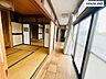 室内：和室と廊下がひとつの大きな空間として繋がり、心地よい風が家中を通り抜けます。