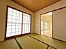 和室：リビング横の和室スペースは休憩したり、お子様の安全な遊びスペースとしても使えます◎