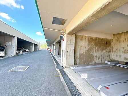 ハイルーフ駐車可!雨の日でも濡れずに室内へ移動ができます☆(分譲車庫付きなので駐車1台可能)