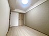 洋室：色合いに統一感のある、落ち着いた雰囲気のお部屋です。