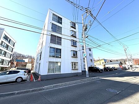 月寒公園すぐ近くなのもうれしいポイント!緑豊かで四季を感じられる住環境は、ファミリー層や長期入居者にも人気ですよ♪自然に癒されながらも、複数駅が徒歩圏内でアクセス良好の好立地!