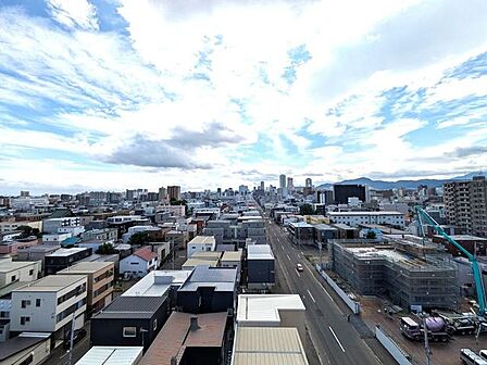 ■眺望■見て下さい！この眺望を！空が大きいですね。高い建物が無く、遠くまで見渡せるこの10階バルコニーからの眺望は、お部屋の中にいても空が見えるくらい視界が抜けています。毎日この空が見れます☆彡