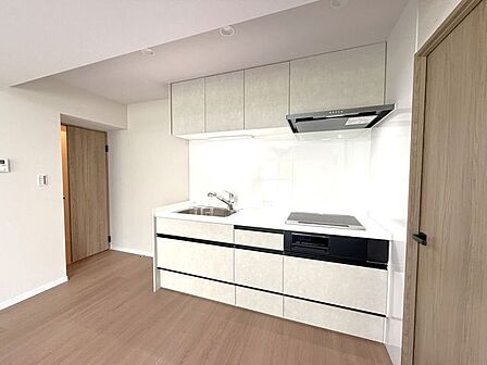 ■キッチン■白を基調としているため清潔感がありますね♪スリムなレンジフードがスタイリッシュでお掃除も楽々です！収納豊富なので、散らかりがちなキッチン用品もスッキリと片付けられます！
