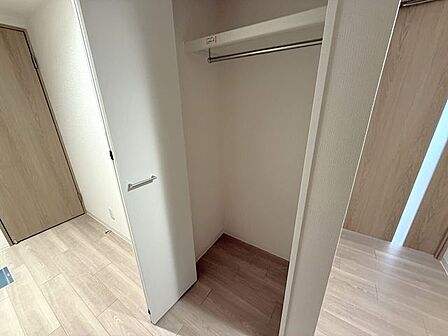 ◆廊下収納◆廊下に収納スペースを設けており、日用品や掃除道具、ストック品などをすっきり整理可能。各居室に持ち込まずに収納できるため、生活感を抑えながら住まい全体を整った印象に保てます!