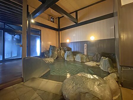 ぬる湯（40度）とあつ湯（42度）が楽しめます