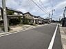 外観：見通しの良い広々前面道路で車の出し入れも楽々♪