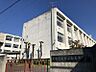 周辺：白木中学校まで　762m　徒歩約10分　小学校が隣接しており、校庭はナイター設備完備です。