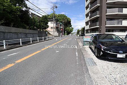 敷地北西側の前面道路(北東側から)
