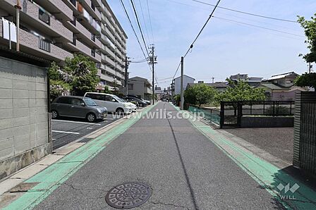 敷地南側の前面道路(西側から)