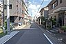 外観：物件の南側前面道路（西側から）［2026年9月24日撮影］