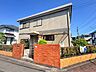外観：陽当り・通風良好なロケーション！敷地を囲む生垣やフェンスも綺麗に整えられており、プライバシーを程よく守りながらも開放的な暮らしが叶います。